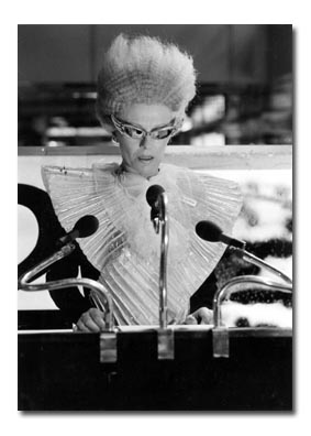 Delphine Seyrig als Kaufhausansagerin