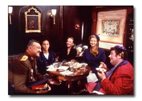 v.l.n.r. Nougzar Sharia, Ines Sastre, Delphine Seyrig, Irm Hermann, Peter Kern
