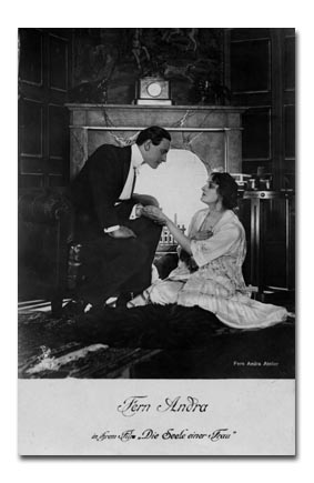 Fern Adra vor dem Kamin, ein Herr h�lt ihre Hand