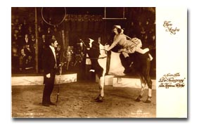Fern Andra zu Pferd im Zirkus