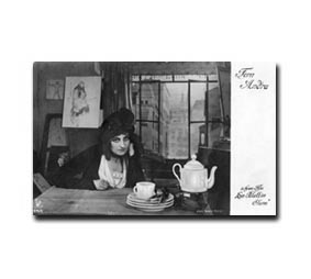 Fern Andra im Atelier am Tisch sitzend