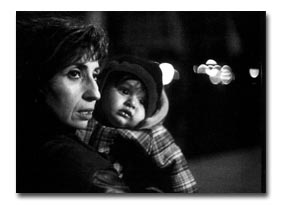 Nadia (Ariane Ascaride) mit Baby