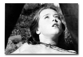 Alice ( Charlotte Alexandra) am Boden