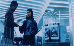 Lynn und Koji vor dem Kino