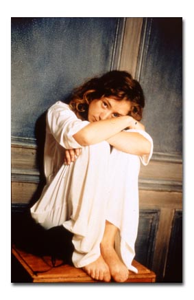 Ariane (Sylvie Testud) sitzend, Arme verschränkt