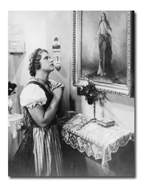 Frida Richard kniet vor der Jungfrau Maria