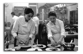 Martha (Martina Gedeck) und Lina (Maxime Foerster) in der Restaurantkche